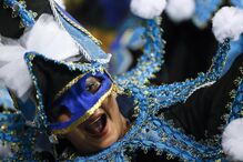 Segundo dia de desfiles de escolas de samba em São Paulo