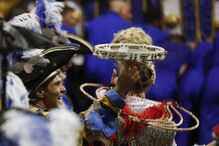 Segundo dia de desfiles de escolas de samba em São Paulo