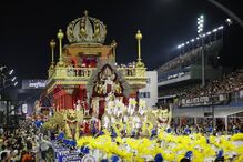 Segundo dia de desfiles de escolas de samba em São Paulo