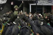 Segundo dia de desfiles de escolas de samba em São Paulo