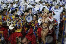 Segundo dia de desfiles de escolas de samba em São Paulo