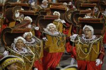 Segundo dia de desfiles de escolas de samba em São Paulo