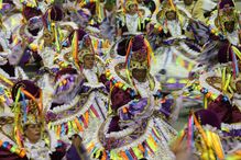 Segundo dia de desfiles de escolas de samba em São Paulo