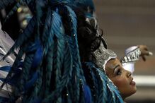 Segundo dia de desfiles de escolas de samba em São Paulo