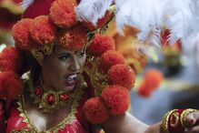 Segundo dia de desfiles de escolas de samba em São Paulo