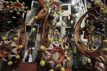 Segundo dia de desfiles de escolas de samba em São Paulo