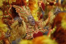 Segundo dia de desfiles de escolas de samba em São Paulo