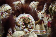 Segundo dia de desfiles de escolas de samba em São Paulo