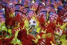 Segundo dia de desfiles de escolas de samba em São Paulo