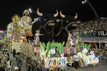 Segundo dia de desfiles de escolas de samba em São Paulo