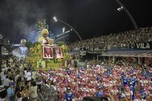 Segundo dia de desfiles de escolas de samba em São Paulo