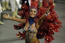 Segundo dia de desfiles de escolas de samba em São Paulo