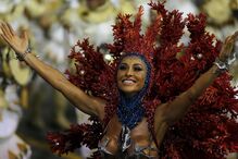 Segundo dia de desfiles de escolas de samba em São Paulo