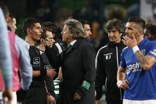Jesus dirigiu-se ao árbitro Luís Ferreira de dedo em riste no final do Sporting-Feirense
