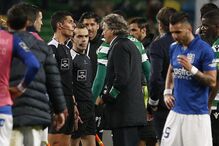 Jesus dirigiu-se ao árbitro Luís Ferreira de dedo em riste no final do Sporting-Feirense