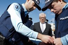 Eduardo Cabrita entregou ontem coletes antibala e outros equipamentos de proteção a agentes da  PSP