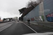 Fotografia do inusitado ciclista    