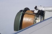 Motor de avião desintegra-se em pleno voo