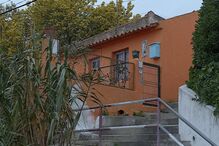 Homem foi encontrado morto, com várias facadas, no interior desta casa, no beco Serafim Ferreira, no bairro do Forte de São Vicente, na cidade de Torres Vedras 