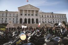 Motociclistas entregaram manifesto na Assembleia da República 