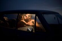 Casal dentro de carro