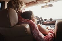 Casal dentro de carro