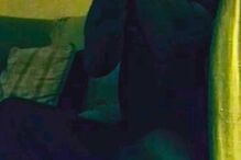 Padre filmado a consumir drogas enquanto vê pornografia