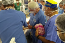 Siamesas unidas pela cabeça passam por primeira cirurgia