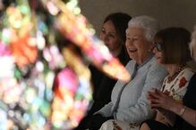 Isabel II assiste pela primeira vez a um desfile na Semana da Moda de Londres