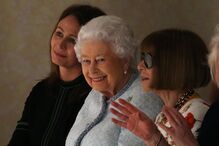 Isabel II assiste pela primeira vez a um desfile na Semana da Moda de Londres