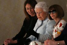 Isabel II assiste pela primeira vez a um desfile na Semana da Moda de Londres