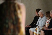 Isabel II assiste pela primeira vez a um desfile na Semana da Moda de Londres