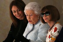 Isabel II assiste pela primeira vez a um desfile na Semana da Moda de Londres