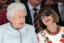 Isabel II assiste pela primeira vez a um desfile na Semana da Moda de Londres