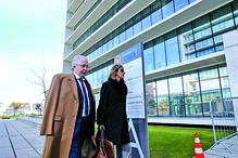 Orlando Figueira com a advogada à entrada do Tribunal de Lisboa