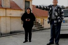 Ângelo Farinha e a filha do casal, Umbelina, estão indignados. Não têm telefone fixo desde outubro