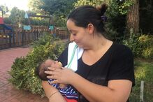 Patrícia Santos com o filho Pedro ao colo. O pai ainda não segurou no menino