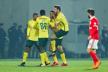 Jogadores do Paços de Ferreira comemoram o primeiro golo do jogo contra o Benfica