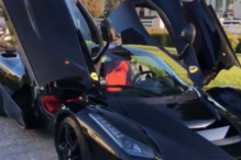 Kylie Jenner recebe Ferrari como prenda por ter sido mãe