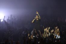 O cantor Diogo Piçarra em concerto