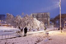 Manto branco de neve cobre a cidade de Roma