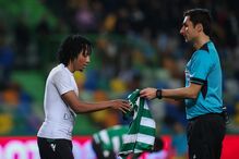Gelson Martins acabou por ser expulso depois de tirar a camisola