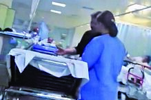 Vídeo mostra dezenas de macas acumuladas nos corredores