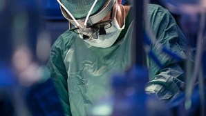 Médico militar opera pénis de criança durante cirurgia a hérnia umbilical por não ter aspeto normal