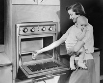 O primeiro forno Micro-Ondas comercial foi o Tappan RL-1, de 1955. Ao preço atualizado de 2018 custava 9.652€