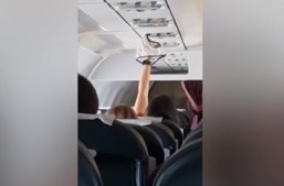 Vídeo mostra mulher a secar cuecas durante voo