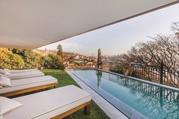 A piscina exterior revela-se um dos pontos de atração do hotel. É quase um espelho do Rio Douro 