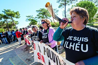 Moradores já fizeram vários protestos contra o avanço das demolições nas ilhas-barreira    