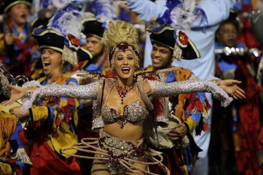 Segundo dia de desfiles de escolas de samba em São Paulo