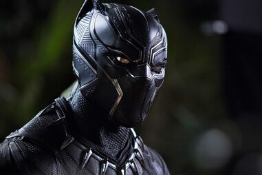 Chadwick Boseman veste a pele de Black Panther/T’Challa neste 18º filme do universo Marvel      